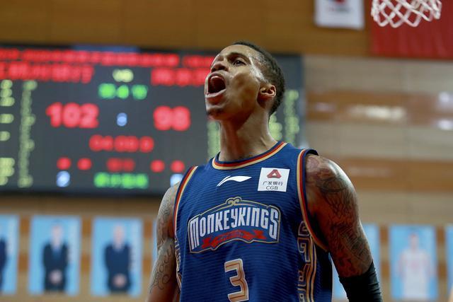 阿斯：莱万在巴萨陷入困境